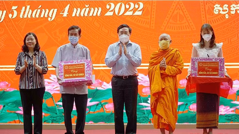 越南政府常务副总理范平明出席高棉族同胞传统新年见面会。