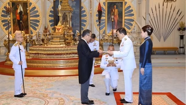 越南驻泰国特命全权大使潘志成向泰国国王玛哈·哇集拉隆功递交国书。（图片来源：越通社）