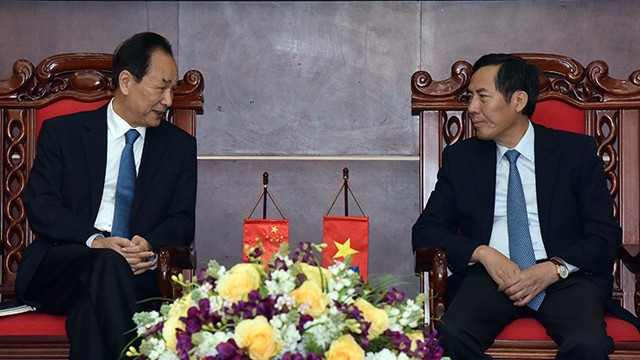 越南《人民报》社总编辑顺友会见中国新华社社长蔡名照。（维玲 摄）