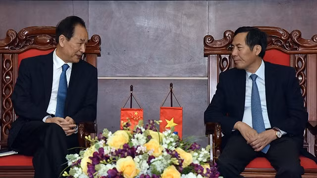 越南《人民报》社总编辑顺友会见中国新华社社长蔡名照。（维玲 摄）
