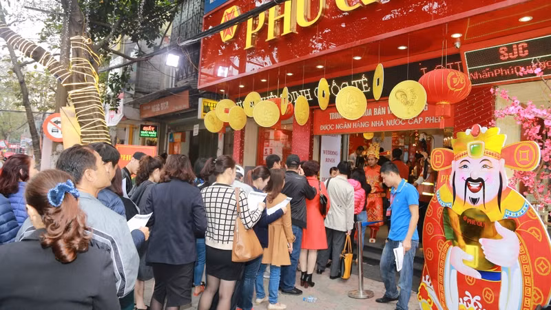 客户排队等待交易。