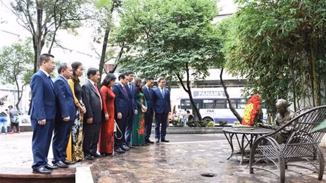 赖春门一行在墨西哥城胡志明主席塑像前献花。（图片来源：越通社）