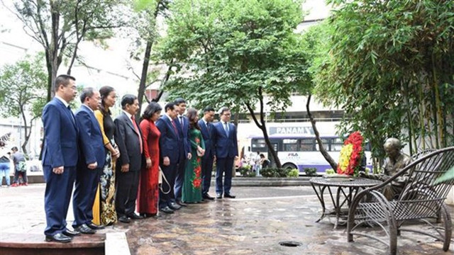 赖春门一行在墨西哥城胡志明主席塑像前献花。（图片来源：越通社）