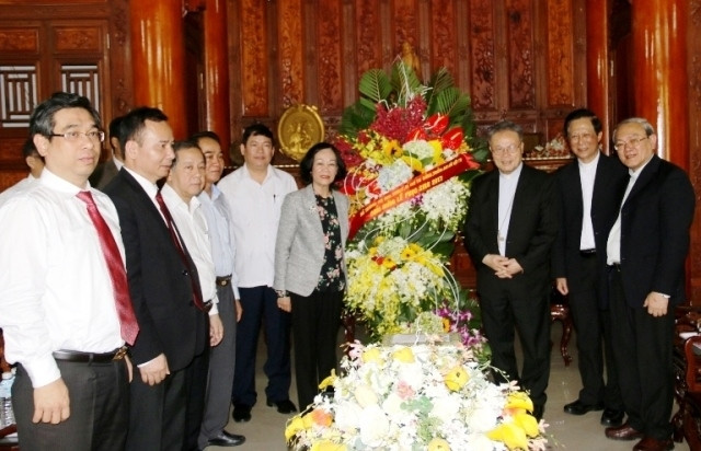 张氏梅同志和顺化天主教总教区神职人员。（图片来源：人民报网）