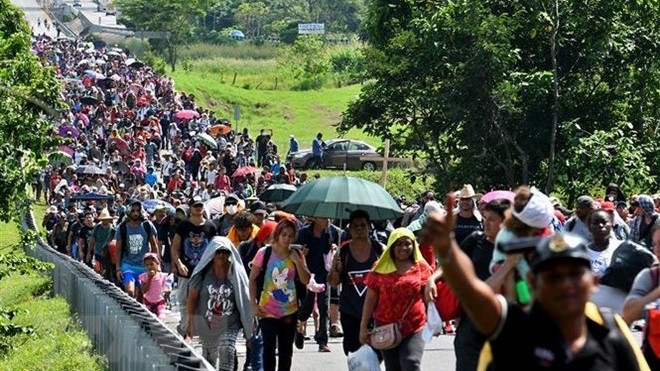 移民在前往美国的途中从墨西哥恰帕斯州的惠斯特拉迁徙。（图片来源：法新社/越通社）