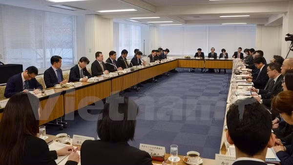 阮志勇部长同日本商工会议所领导和企业代表举行座谈会。（图片来源：越通社）