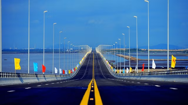 新武沥县跨海大桥的最高运行时速80公里，设有双向4车道。