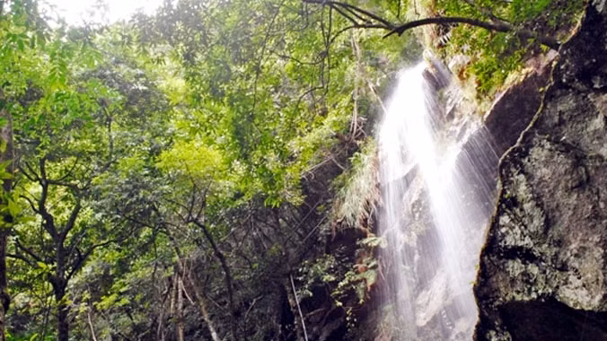 越南广宁省安子山金瀑布。