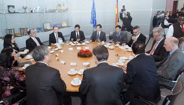 越南国会主席阮生雄3月13日与德国联邦议院议长诺贝特·拉默特举行会谈。 (Photo: 图片来源：越通社)