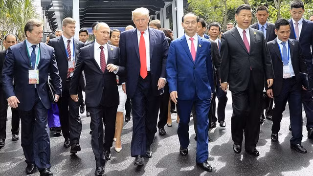 资料图：越南国家主席陈大光与APEC各成员经济体领导人。