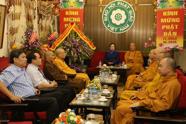 何氏洁同志探访越南佛教协会中央委员会。（图片来源：越南佛报网）