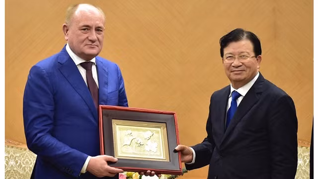 越南政府副总理郑廷勇和俄罗斯天然气工业股份公司副主席维塔利•马尔科洛夫。（图片来源：VGP）