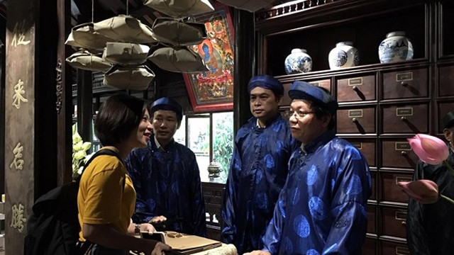 大南太医堂接待游客。（图片来源：越通社）
