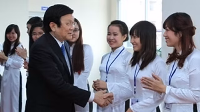 国家主席张晋创探访河内法律大学。