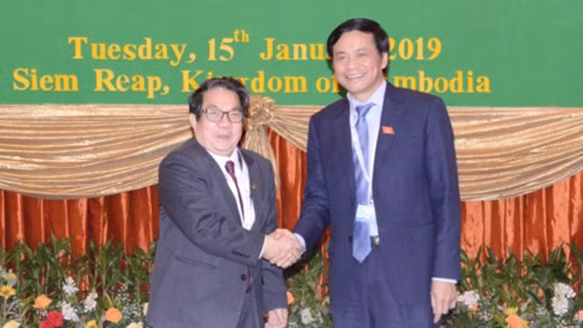 阮幸福先生和冷•彭朗秘书长。（图片来源：VOV）