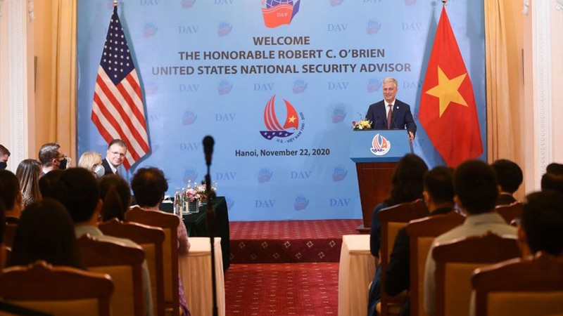 美国国家安全顾问罗伯特·奥布莱恩与外交学院师生们进行交谈。