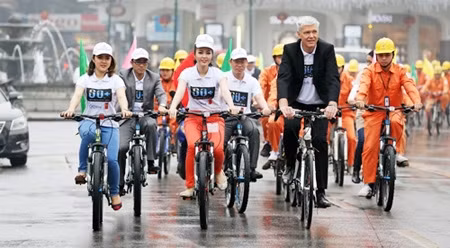 约翰•尼尔森大使同河内市电力总公司团员参加骑自行车巡游活动。（图片来源：建设报）