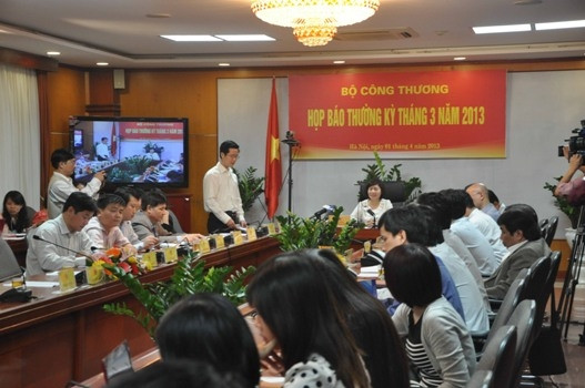 越南工贸部副部长胡氏金钗主持会议。 (Photo: 图片来源：工贸报网)