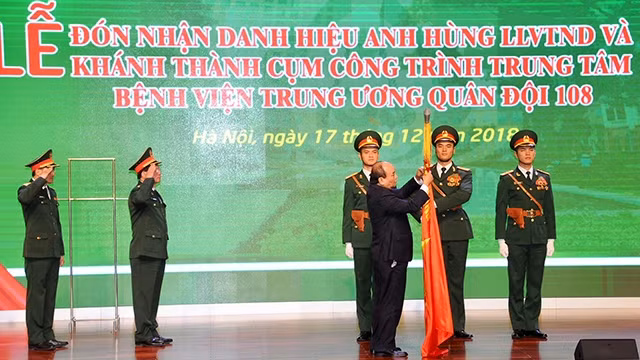 阮春福总理向108号中央军队医院授予人民武装力量英雄称号。陈海 摄