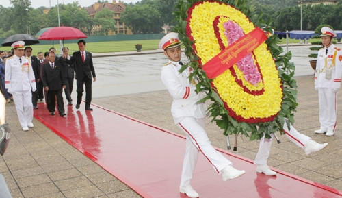 访问期间，韩桑林主席一行入陵瞻仰胡志明主席遗容。