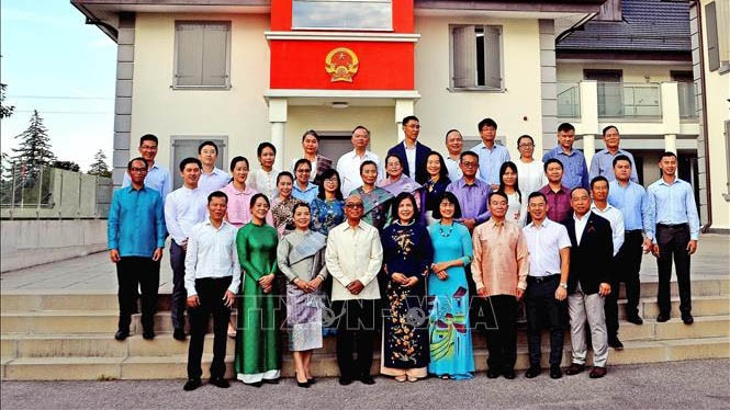 越老两国常驻日内瓦代表团合影。