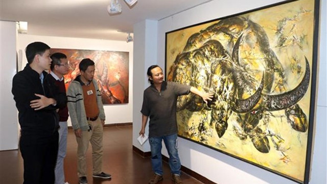 观众朋友观赏参展作品。