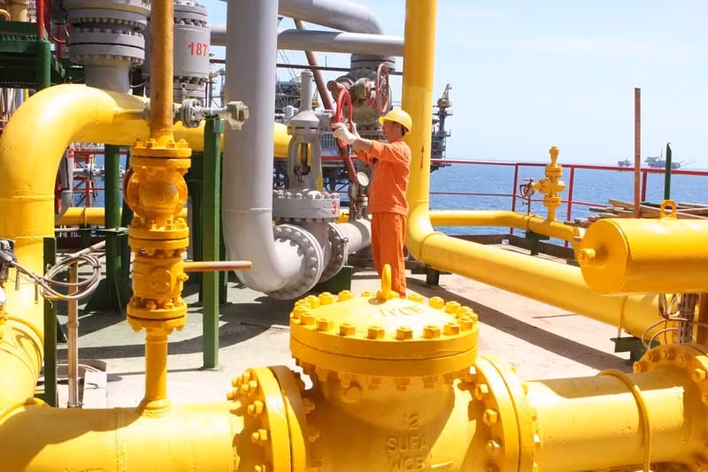 图三：运作工作人员正在海上高脚屋上运作开采原油。 (Photo: 图： 河泰 摄)