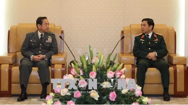 越南人民军总参谋长潘文江上将会见日本陆上自卫队参谋长山崎幸二将军。（图片来源：越通社）