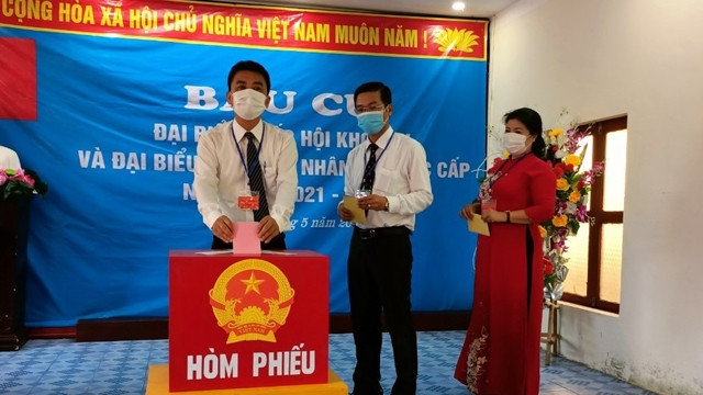 选民们行使公民权。