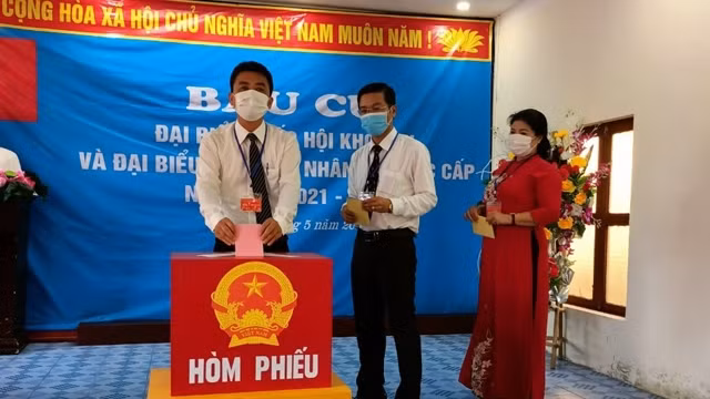 选民们行使公民权。