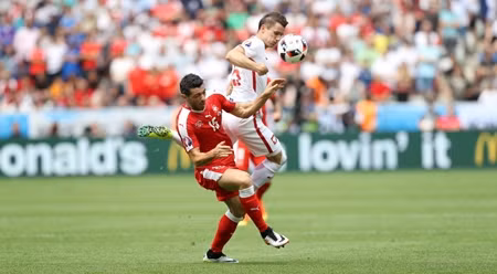 双方队员在比赛中拼抢。