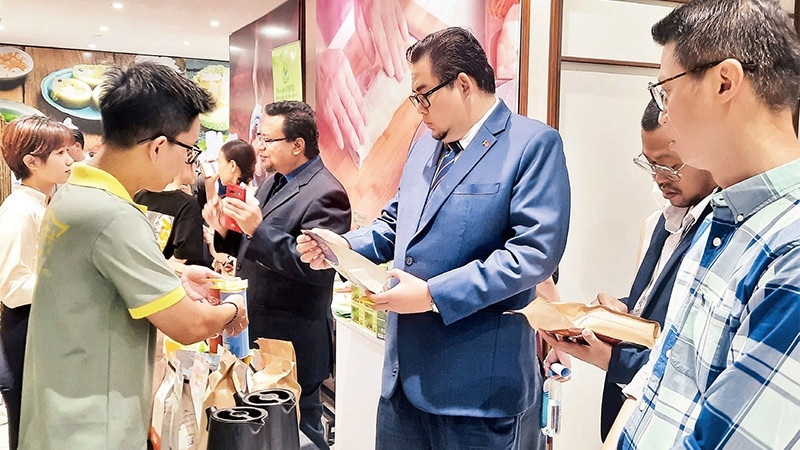 与会代表参观企业的展位。