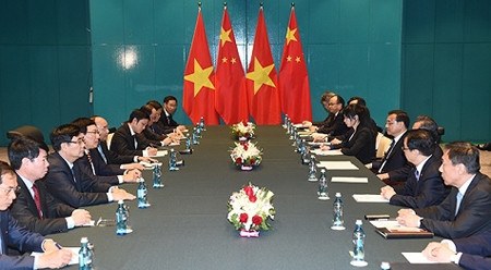 越南政府总理阮春福会见中国国务院总理李克强。（图片来源：VGP）