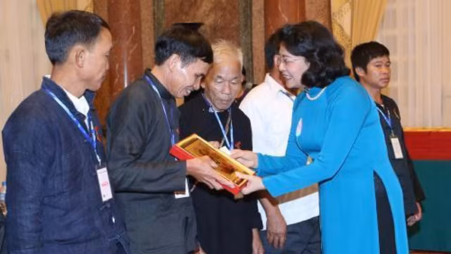 越南国家副主席邓氏玉盛会见西北地区各少数民族代表。