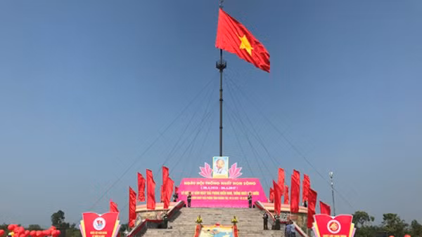 图：沉雄有力的越南《国歌》响起，越南的国旗慢慢地升起来。