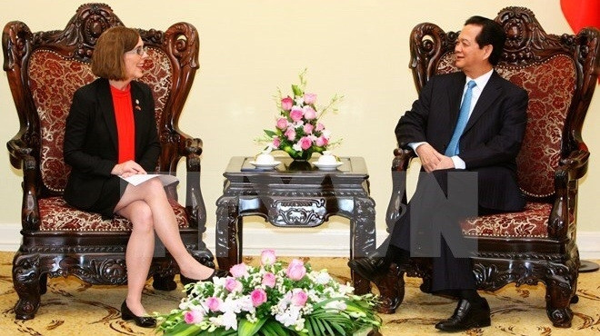 越南政府总理阮晋勇与美国俄勒冈州州长凯特•布朗。（图片来源：越通社）