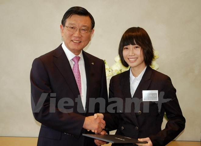 朴三求先生向越南留学生颁发奖学金。（图片来源：越通社）