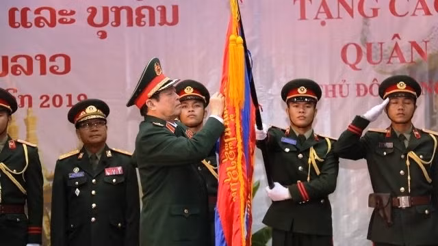 吴春历大将向老挝人民军集体和个人授予勋章。（图片来源：人民报网）