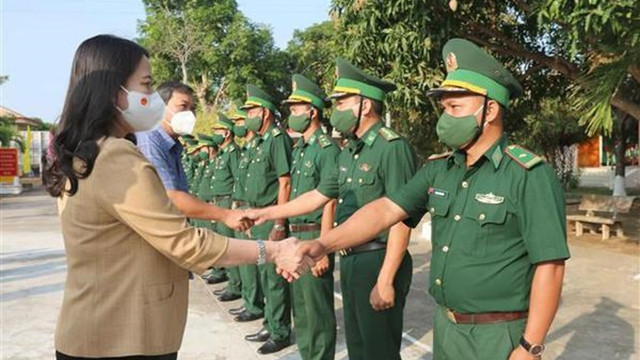 越南国家副主席武氏映春一行慰问了茶荣省梂昂县美隆边防哨所干部和战士。（图片来源：越通社）