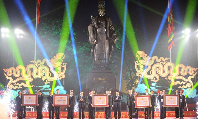 武德儋政府副总理向五个单位代表授予特殊国家级遗迹区证书。