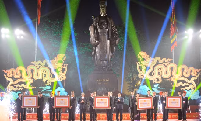 武德儋政府副总理向五个单位代表授予特殊国家级遗迹区证书。
