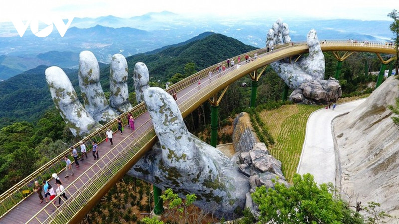 岘港市金桥。