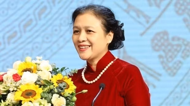 越南友好组织联合会主席阮芳娥大使。
