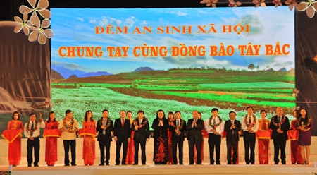 各位领导在仪式上表彰西北地区模范企业。（图片来源：宣光报网）