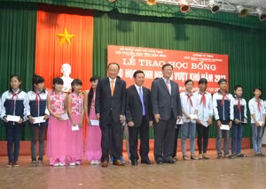 和平省领导人、韩国驻越南大使馆和超美集团代表向学生们颁发奖学金。 (Photo: 图片来源：和平省报网)