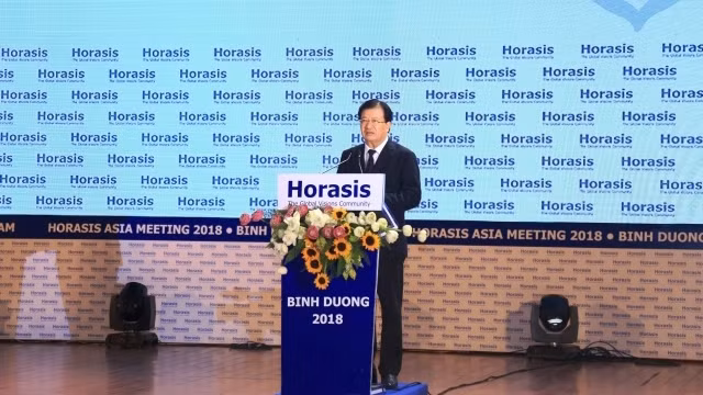 越南政府副总理郑廷勇发表讲话。