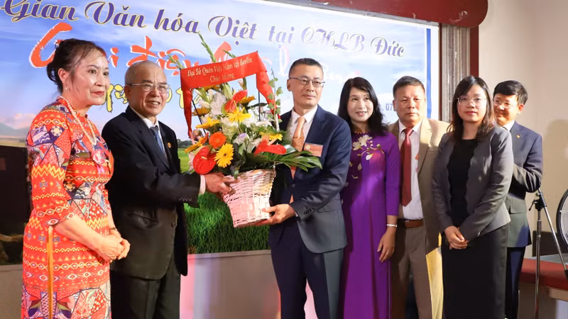 越南驻德大使武光明向越南文化空间送花祝贺。