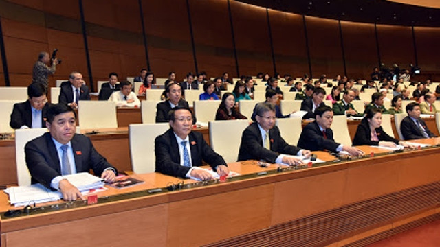 国会代表按表决器表决通过各项法律。（武维灵 摄）