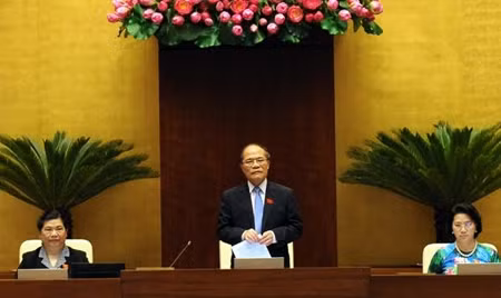 国会主席阮生雄（中）。