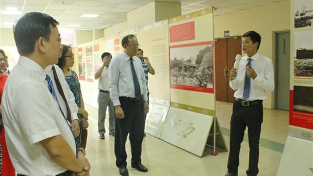 众多游客参观展会。（图片来源：越通社）